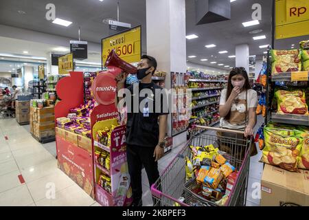 DER EON-Supermarkt, der Teil des EON-Einkaufszentrums in Tangerang, Banten, Indonesien ist, der sich aufgrund der großen sozialen Einschränkungen der Stadt selbst geöffnet hat, beschäftigt nun Sicherheitsbeamte, die mit einem Bullhorn bewaffnet um den Supermarkt herumlaufen, um die Käufer an die physische Distanz zu erinnern und am 26. Mai 2020 das Gesundheitsprotokoll zu befolgen. EON Mall ist ein Netzwerk von Einkaufszentren aus Japan, das zum Unternehmen EON gehört. Dieses Netzwerk verfügt über 162 Einkaufszentren in Japan, China, Vietnam, Kambodscha und Indonesien. (Foto von Mas Agung Wilis/NurPhoto) Stockfoto