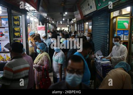 Am 30. Mai 2020 treffen sich in Dhaka, Bangladesch, Menschen auf einem Markt, um Schutzmittel als vorbeugende Maßnahme gegen den COVID-19-Coronavirus-Ausbruch zu kaufen. (Foto von Rehman Asad/NurPhoto) Stockfoto