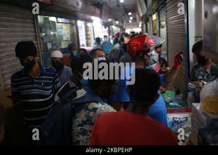 Am 30. Mai 2020 treffen sich in Dhaka, Bangladesch, Menschen auf einem Markt, um Schutzmittel als vorbeugende Maßnahme gegen den COVID-19-Coronavirus-Ausbruch zu kaufen. (Foto von Rehman Asad/NurPhoto) Stockfoto