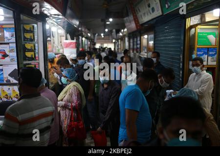 Am 30. Mai 2020 treffen sich in Dhaka, Bangladesch, Menschen auf einem Markt, um Schutzmittel als vorbeugende Maßnahme gegen den COVID-19-Coronavirus-Ausbruch zu kaufen. (Foto von Rehman Asad/NurPhoto) Stockfoto