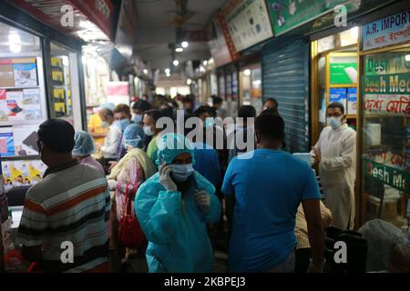 Am 30. Mai 2020 treffen sich in Dhaka, Bangladesch, Menschen auf einem Markt, um Schutzmittel als vorbeugende Maßnahme gegen den COVID-19-Coronavirus-Ausbruch zu kaufen. (Foto von Rehman Asad/NurPhoto) Stockfoto