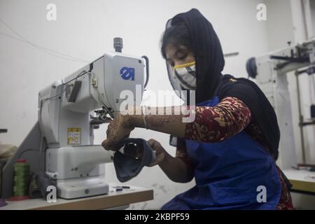 Lederwarenarbeiter arbeiten am 30. Mai 2020 in einer Lederwarenfabrik in Dhaka, Bangladesch. Die Arbeitnehmer in Bangladesch kehren trotz der Verwirrung über die Sicherheitsprotokolle in die Fabriken zurück, und die Industrie verliert aufgrund der Pandemie Aufträge im Wert von Milliarden Dollar. (Foto von Ahmed Salahuddin/NurPhoto) Stockfoto