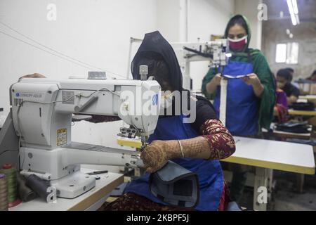 Lederwarenarbeiter arbeiten am 30. Mai 2020 in einer Lederwarenfabrik in Dhaka, Bangladesch. Die Arbeitnehmer in Bangladesch kehren trotz der Verwirrung über die Sicherheitsprotokolle in die Fabriken zurück, und die Industrie verliert aufgrund der Pandemie Aufträge im Wert von Milliarden Dollar. (Foto von Ahmed Salahuddin/NurPhoto) Stockfoto