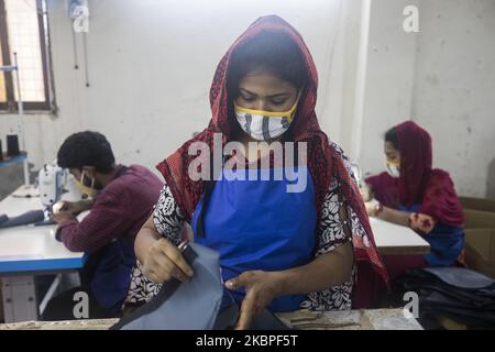 Lederwarenarbeiter arbeiten am 30. Mai 2020 in einer Lederwarenfabrik in Dhaka, Bangladesch. Die Arbeitnehmer in Bangladesch kehren trotz der Verwirrung über die Sicherheitsprotokolle in die Fabriken zurück, und die Industrie verliert aufgrund der Pandemie Aufträge im Wert von Milliarden Dollar. (Foto von Ahmed Salahuddin/NurPhoto) Stockfoto