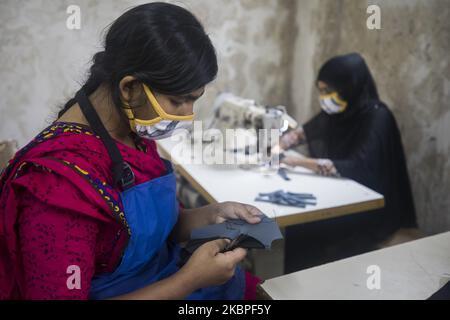 Lederwarenarbeiter arbeiten am 30. Mai 2020 in einer Lederwarenfabrik in Dhaka, Bangladesch. Die Arbeitnehmer in Bangladesch kehren trotz der Verwirrung über die Sicherheitsprotokolle in die Fabriken zurück, und die Industrie verliert aufgrund der Pandemie Aufträge im Wert von Milliarden Dollar. (Foto von Ahmed Salahuddin/NurPhoto) Stockfoto