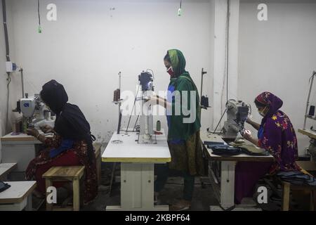 Lederwarenarbeiter arbeiten am 30. Mai 2020 in einer Lederwarenfabrik in Dhaka, Bangladesch. Die Arbeitnehmer in Bangladesch kehren trotz der Verwirrung über die Sicherheitsprotokolle in die Fabriken zurück, und die Industrie verliert aufgrund der Pandemie Aufträge im Wert von Milliarden Dollar. (Foto von Ahmed Salahuddin/NurPhoto) Stockfoto