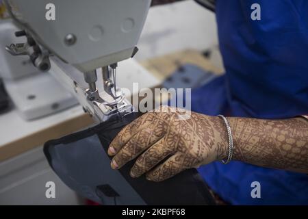 Lederwarenarbeiter arbeiten am 30. Mai 2020 in einer Lederwarenfabrik in Dhaka, Bangladesch. Die Arbeitnehmer in Bangladesch kehren trotz der Verwirrung über die Sicherheitsprotokolle in die Fabriken zurück, und die Industrie verliert aufgrund der Pandemie Aufträge im Wert von Milliarden Dollar. (Foto von Ahmed Salahuddin/NurPhoto) Stockfoto