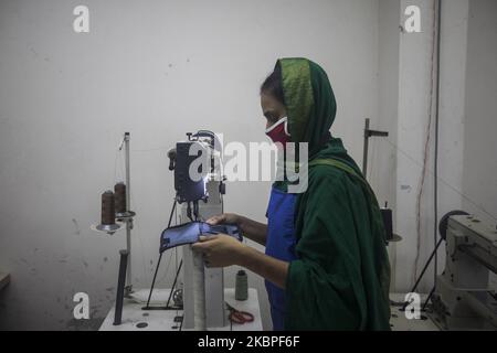 Lederwarenarbeiter arbeiten am 30. Mai 2020 in einer Lederwarenfabrik in Dhaka, Bangladesch. Die Arbeitnehmer in Bangladesch kehren trotz der Verwirrung über die Sicherheitsprotokolle in die Fabriken zurück, und die Industrie verliert aufgrund der Pandemie Aufträge im Wert von Milliarden Dollar. (Foto von Ahmed Salahuddin/NurPhoto) Stockfoto