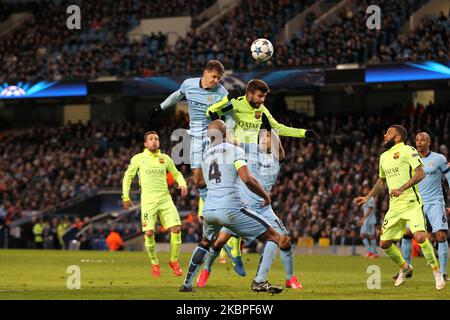 Martin Demichelis aus Manchester City trifft sich während der UEFA Champions League Runde von 16 1. Teiletagen zwischen Manchester City und dem FC Barcelona am Dienstag, den 24.. Februar 2015 im Etihad Stadium in Manchester über Gerard Pique und trifft das Tor (Foto: Mark Fletcher/MI News/NurPhoto) Stockfoto