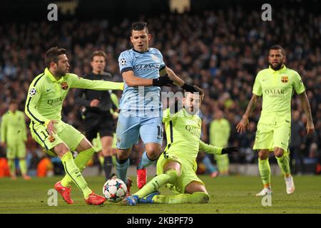 Jordi Alba und Gerard Pique aus Barcelona verhindern nicht, dass Sergio Aguero während der UEFA Champions League Runde von 16 1. Leg zwischen Manchester City und dem FC Barcelona am Dienstag, dem 24.. Februar 2015, im Etihad Stadium in Manchester einen Treffer erzielt (Foto: Mark Fletcher/MI News/NurPhoto) Stockfoto