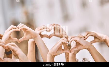Herzenszeichen, Hände in Luft und Frieden für Liebe, Solidarität und haben gemeinsam Hoffnung für die Menschheit. Gemeinschaft, Handgesten in der Luft und lieben für Stockfoto