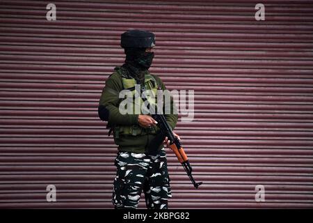 Ein indischer paramilitärischer Soldat steht während der Sperre im Handelszentrum von Srinagar, Kaschmir, am 31. Mai 2020 auf der Wache. Die indischen Behörden erweiterten die Sperrungen in den Sperrzonen bis Juni 30 und sagten, dass alle wirtschaftlichen Aktivitäten schrittweise außerhalb dieser Zonen wieder aufgenommen werden können.die revidierten Zeitabstände der Sperrstunde werden jedoch von 9 bis 5 Uhr sein. (Foto von Faisal Khan/NurPhoto) Stockfoto