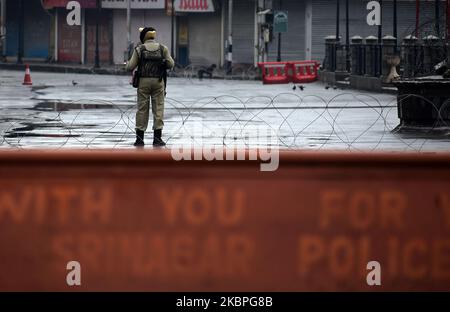 Ein indischer paramilitärischer Soldat steht während der Sperre im Handelszentrum von Srinagar, Kaschmir, am 31. Mai 2020 auf der Wache. Die indischen Behörden erweiterten die Sperrungen in den Sperrzonen bis Juni 30 und sagten, dass alle wirtschaftlichen Aktivitäten schrittweise außerhalb dieser Zonen wieder aufgenommen werden können.die revidierten Zeitabstände der Sperrstunde werden jedoch von 9 bis 5 Uhr sein. (Foto von Faisal Khan/NurPhoto) Stockfoto
