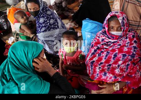 Die Passagiere warten auf den Abflug innerhalb eines Starts, nachdem am Sonntag, den Mai, eine von der Regierung verhängte Sperre im Rahmen der Corona-Virus-Epidemie im Sadarghat Launch-Terminal in Dhaka, Bangladesch, durchgeführt wurde. 31, 2020. (Foto von Syed Mahamudur Rahman/NurPhoto) Stockfoto