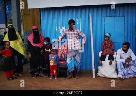 Passagiere warten auf den Start, nachdem am Sonntag, den Mai, eine von der Regierung unter dem Corona-Virus ausgesetzte Sperre im Sadarghat Launch Terminal in Dhaka, Bangladesch, durchgeführt wurde. 31, 2020. (Foto von Syed Mahamudur Rahman/NurPhoto) Stockfoto