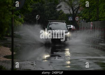 Ein Auto fährt bei Regenwetter durch eine Wasserpfütze. Der Regen ist wieder in die Region Krakau zurückgekehrt und wird voraussichtlich noch eine Woche dauern. Am Sonntag, den 31. Mai 2020, in Krakau, Polen. (Foto von Artur Widak/NurPhoto) Stockfoto