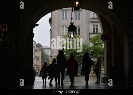 Bei regnerischem Wetter laufen die Menschen auf dem Hauptmarkt von Krakau. Der Regen ist wieder in die Region Krakau zurückgekehrt und wird voraussichtlich noch eine Woche dauern. Am Sonntag, den 31. Mai 2020, in Krakau, Polen. (Foto von Artur Widak/NurPhoto) Stockfoto