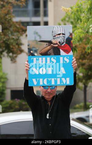 Mann hält ein Zeichen, während Mitglieder der Jewish Defense League (JDL) und der Nordgarde während der Kundgebung am Al-Quds-Tag (Al-Quds Day) vor dem US-Konsulat in Toronto, Ontario, Kanada, am 01. Mai 2019 einen pro-israelischen Gegenprotest abhalten. In über 800 Städten der Welt fanden Kundgebungen zum Al Quds Day statt, um die anhaltende Besetzung Palästinas durch Israel zu verurteilen. „Al Quds“ ist der arabische Name für Jerusalem, es ist eine jährliche Veranstaltung, die am letzten Freitag des Ramadan stattfindet und die von der Islamischen Republik Iran im Jahr 1979 initiiert wurde, um die Unterstützung der Palästinenser auszudrücken und sich dem Zionismus und Israel zu widersetzen. (Foto Stockfoto