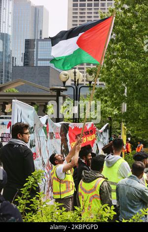 Am 01. Mai 2019 winkt man bei der Kundgebung am Al-Quds-Tag vor dem US-Konsulat in Toronto, Ontario, Kanada, mit einer palästinensischen Flagge. In über 800 Städten der Welt fanden Kundgebungen zum Al Quds Day statt, um die anhaltende Besetzung Palästinas durch Israel zu verurteilen. „Al Quds“ ist der arabische Name für Jerusalem, es ist eine jährliche Veranstaltung, die am letzten Freitag des Ramadan stattfindet und die von der Islamischen Republik Iran im Jahr 1979 initiiert wurde, um die Unterstützung der Palästinenser auszudrücken und sich dem Zionismus und Israel zu widersetzen. (Foto von Creative Touch Imaging Ltd./NurPhoto) Stockfoto