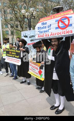 Ultraorthodoxe jüdische Rabbiner protestieren am 01. Mai 2019 vor dem US-Konsulat in Toronto, Ontario, Kanada, während der Kundgebung zum Al-Quds-Tag (Al-Quds Day) gegen Israel. In über 800 Städten der Welt fanden Kundgebungen zum Al Quds Day statt, um die anhaltende Besetzung Palästinas durch Israel zu verurteilen. „Al Quds“ ist der arabische Name für Jerusalem, es ist eine jährliche Veranstaltung, die am letzten Freitag des Ramadan stattfindet und die von der Islamischen Republik Iran im Jahr 1979 initiiert wurde, um die Unterstützung der Palästinenser auszudrücken und sich dem Zionismus und Israel zu widersetzen. (Foto von Creative Touch Imaging Ltd./NurPhoto) Stockfoto