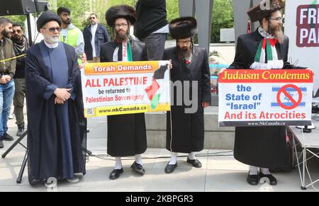 Ultraorthodoxe jüdische Rabbiner stehen mit einem Imam zusammen, während sie während der Kundgebung am Al-Quds-Tag vor dem US-Konsulat in Toronto, Ontario, Kanada, am 01. Mai 2019 gegen Israel protestieren. In über 800 Städten der Welt fanden Kundgebungen zum Al Quds Day statt, um die anhaltende Besetzung Palästinas durch Israel zu verurteilen. „Al Quds“ ist der arabische Name für Jerusalem, es ist eine jährliche Veranstaltung, die am letzten Freitag des Ramadan stattfindet und die von der Islamischen Republik Iran im Jahr 1979 initiiert wurde, um die Unterstützung der Palästinenser auszudrücken und sich dem Zionismus und Israel zu widersetzen. (Foto von Creative Touch Imaging Ltd./NurPhoto) Stockfoto