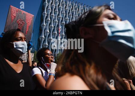 Aktivisten versammelten sich am 31. Mai 2020 aus Protest gegen die Tötung von George Floyd vor der US-Botschaft in London, England. Tausende kamen zu den Protesten zusammen, trotz der anhaltenden Besorgnis über die mögliche Ausbreitung des Coronavirus und der anhaltenden Forderungen der Behörden nach der Einhaltung von Richtlinien zur sozialen Distanzierung. Floyd, ein schwarzer Mann, starb während einer Verhaftung in der US-Stadt Minneapolis am 25. Mai, als ein weißer Polizeibeamter, Derek Chauvin, auf seinen Hals kniete. Floyds Tod, der an den Tod von Eric Garner durch Polizeibeamte in New York im Jahr 2014 erinnert, hat sich erneut entzündet Stockfoto