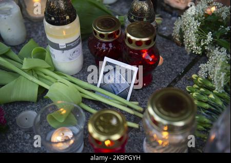 Ein sofortiges Foto mit einem Schild mit der Aufschrift „Gerechtigkeit für George Floyd! Black Lives Matter“ wird am 31. Mai 2020 vor der US-Botschaft in Warschau, Polen, zwischen Kerzen und Blumen gesehen. Vor der US-Botschaft legten die Menschen Blumen und zündeten Kerzen zu Ehren von George Floyd an. (Foto von Aleksander Kalka/NurPhoto) Stockfoto