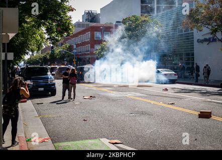 Ein Sprengstoff wird auf Polizeibeamte von Los Angeles in der Innenstadt von Santa Monica, CA, USA, geworfen. Plünderer, die lokale Geschäfte rauben, haben die kalifornische Nationalgarde dazu veranlasst, Polizeibeamten zu helfen, da die Unruhen nach dem Tod von George Floyd in Minneapolis, in Santa Monica, USA, am 31. Mai 2020 andauern. (Foto von John Fredricks/NurPhoto) Stockfoto