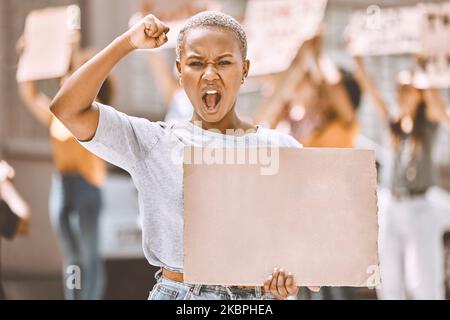 Protestkarton-Mock-up und schwarze Frau in Menschenmenge oder Straßenportrait mit Geschlechtergerechtigkeit, Menschenrechten und Gerechtigkeit mit Stimme und Macht. Recht Stockfoto