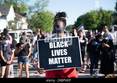 Mitglieder der Familie von George Floyd schließen sich einem Gemeinschaftsdenkmal für den Mann an, der von der Minneapolis-Polizei in der Nähe von Cub Foods in Minneapolis, USA, am 31. Mai 2020 getötet wurde. (Foto von Zach D Roberts/NurPhoto) Stockfoto