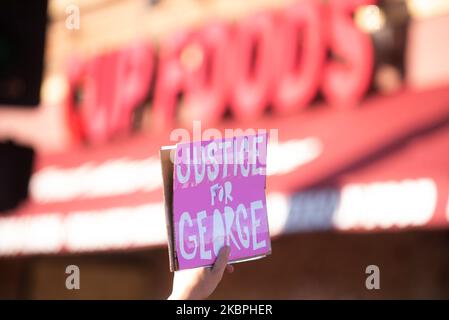 Mitglieder der Familie von George Floyd schließen sich einem Gemeinschaftsdenkmal für den Mann an, der von der Minneapolis-Polizei in der Nähe von Cub Foods in Minneapolis, USA, am 31. Mai 2020 getötet wurde. (Foto von Zach D Roberts/NurPhoto) Stockfoto