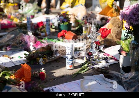 Mitglieder der Familie von George Floyd schließen sich einem Gemeinschaftsdenkmal für den Mann an, der von der Minneapolis-Polizei in der Nähe von Cub Foods in Minneapolis, USA, am 31. Mai 2020 getötet wurde. (Foto von Zach D Roberts/NurPhoto) Stockfoto