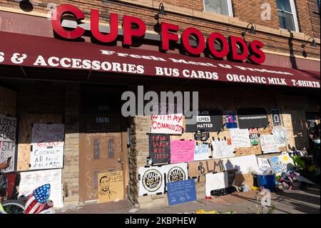 Mitglieder der Familie von George Floyd schließen sich einem Gemeinschaftsdenkmal für den Mann an, der von der Minneapolis-Polizei in der Nähe von Cub Foods in Minneapolis, USA, am 31. Mai 2020 getötet wurde. (Foto von Zach D Roberts/NurPhoto) Stockfoto