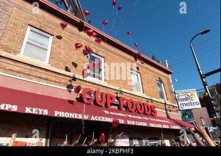 Mitglieder der Familie von George Floyd schließen sich einem Gemeinschaftsdenkmal für den Mann an, der von der Minneapolis-Polizei in der Nähe von Cub Foods in Minneapolis, USA, am 31. Mai 2020 getötet wurde. (Foto von Zach D Roberts/NurPhoto) Stockfoto