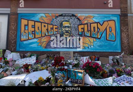 Mitglieder der Familie von George Floyd schließen sich einem Gemeinschaftsdenkmal für den Mann an, der von der Minneapolis-Polizei in der Nähe von Cub Foods in Minneapolis, USA, am 31. Mai 2020 getötet wurde. (Foto von Zach D Roberts/NurPhoto) Stockfoto