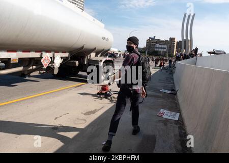 Ein Mann flieht aus einem Treibstoff, der verwendet wird, um durch eine Menge von Demonstranten in Minneapolis, MN, zu fahren. Ein starker Gasgeruch füllte die Luft um den LKW herum, nachdem er angehalten wurde. 31.Mai 2020. (Foto von Tim Evans/NurPhoto) Stockfoto