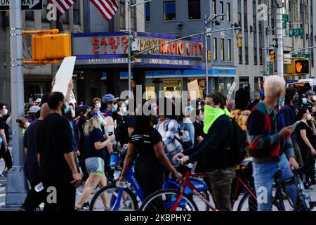 Demonstranten werden gesehen, wie sie an der Radio City Music Hall vorbeigehen, während sie sich am 31. Mai 2020 in New York City gegen den Tod des Minneapolis, Minnesota-Mannes George Floyd, in den Händen der Polizei versammelten. Floyds Tod wurde in einem Video festgehalten, das über den Vorfall viral wurde. (Foto von John Nacion/NurPhoto) Stockfoto