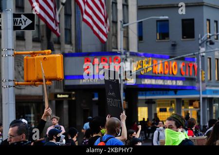 Demonstranten werden gesehen, wie sie an der Radio City Music Hall vorbeigehen, während sie sich am 31. Mai 2020 in New York City gegen den Tod des Minneapolis, Minnesota-Mannes George Floyd, in den Händen der Polizei versammelten. Floyds Tod wurde in einem Video festgehalten, das über den Vorfall viral wurde. (Foto von John Nacion/NurPhoto) Stockfoto
