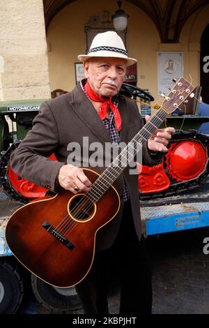 Italien Emilia Romagna Novafeltria: Festa della vendemmia e dei frutti d'autunno . Kostüm tipico - uomo con chitarra Stockfoto