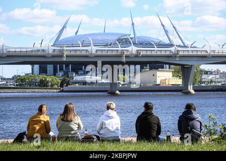 Am 31. Mai 2020 entspannen sich die Menschen vor dem Stadion, der Gazprom Arena in St. Petersburg. Das Stadion sollte 3 Spiele der Fußball-Europameisterschaft 2020 beherbergen. Die Euro 2020 wurde aufgrund der Coronavirus-Epidemie um ein Jahr verschoben. St. Petersburg, Russland. 31. Mai 2020 (Foto von Valya Egorshin/NurPhoto) Stockfoto