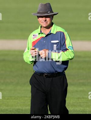 Der Schiedsrichter Graham Lloyd beim Spiel der Nat West T20 Blast North Division zwischen Durham und Northamptonshire am Freitag, den 24.. Juli 2014, im Emirates Riverside, Chester le Street (Foto: Mark Fletcher/MI News/NurPhoto) Stockfoto