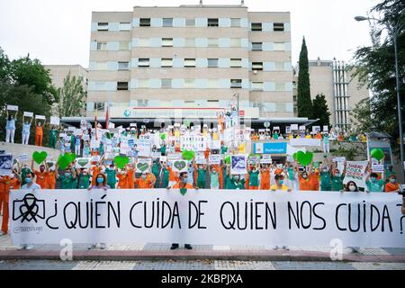 Die Mitarbeiter des Krankenhauses Gregorio Marañón in Madrid schlagen am 1. Juni 2020 ein Transparent vor, auf dem steht: „Wer kümmert sich um die, die sich um uns kümmern?“ (Foto von Jon Imanol Reino/NurPhoto) Stockfoto