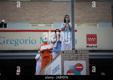 Das Gesundheitspersonal des Krankenhauses Gregorio Marañón in Madrid gibt am 1. Juni 2020 den Beifall zurück, den sie von den Nachbarn erhalten hat. (Foto von Jon Imanol Reino/NurPhoto) Stockfoto