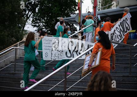 Einige Mitarbeiter des Gesundheitswesens im Krankenhaus Gregorio Marañón in Madrid schlugen am 1. Juni 2020 eines der Banner des Protestes zur Verteidigung des öffentlichen Gesundheitssystems vor. (Foto von Jon Imanol Reino/NurPhoto) Stockfoto