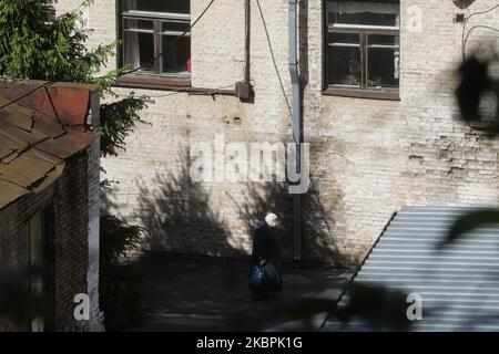 Eine Frau mit verdecktem Kopf und Gesichtsmaske auf Spaziergängen durch den Florivsky Nonnenkloster-Hof in Kiew, Ukraine, 1. Juni 2020. Das siebte von Russland unterstützte Kloster der Ukrainischen Orthodoxen Kirche wurde wegen eines Coronavirus-Ausbruchs in der Ukraine zur Quarantäne gesperrt. 26 aktive COVID-19-Fälle wurden im Kloster von Himmelfahrt (auch bekannt als Florivsky Kloster) in der Innenstadt von Kiew bestätigt. (Foto von Sergii Chartschenko/NurPhoto) Stockfoto