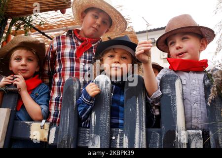 Italien Emilia Romagna Novafeltria: Festa della vendemmia e dei frutti d'autunno Foto von gruppo con vestiti da contadini: Weinlese und Herbstfest. Gruppenfoto mit Bauernkleidung Stockfoto