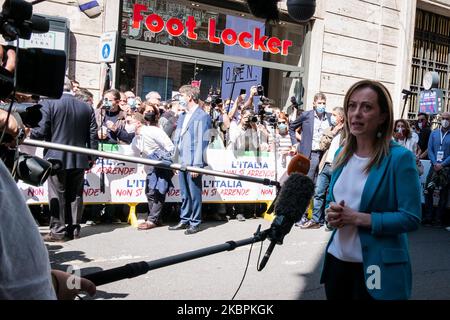 Die Vorsitzende der Partei der Brüder Italiens, Giorgia Meloni, spricht mit den Medien während eines regierungsfeindlichen Protestes am 2. Juni 2020 in Rom, Italien, am Tag des 74.. Jahrestages der Italienischen Republik. (Foto von Andrea Ronchini/NurPhoto) Stockfoto