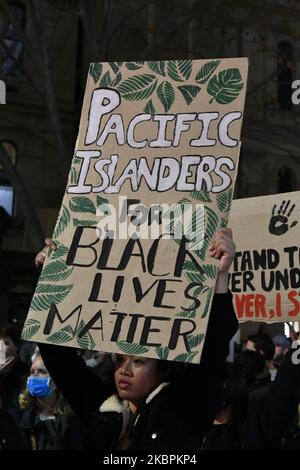 Die Demonstranten demonstrieren während einer Kundgebung, die als Solidarität mit den US-Protesten über den Tod von George Floyd am 02. Juni 2020 in Sydney, Australien, abgehalten wurde. Die Veranstaltung wurde organisiert, um sich gegen die Todesfälle der Ureinstammten in Haft in Australien zu versammeln sowie in Solidarität mit Protesten in den Vereinigten Staaten nach der Tötung eines unbewaffneten schwarzen Mannes George Floyd durch einen Polizisten in Minneapolis, Minnesota. (Foto von Izhar Khan/NurPhoto) Stockfoto