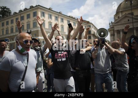 Während eines Protestes der Bewegung „Orange Vests“ (Gilet Arancioni) gegen die Regierung am 2. Juni 2020 auf der Piazza del Popolo in Rom, Italien, ruft man Parolen. Hunderte von Demonstranten, die Masken scheuen, versammelten sich auf der Piazza del Popolo in Rom, um gegen die Maßnahmen der Regierung zu demonstrieren, die ergriffen wurden, um die Ausbreitung des Coronavirus zu stoppen. (Foto von Christian Minelli/NurPhoto) Stockfoto