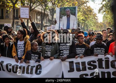 ASSA Traue (C), die Schwester des verstorbenen 24-jährigen Adama Traue, der während seiner Verhaftung durch die Polizei im Juli 2016 in Beaumont-sur-Oise am 5. November 2016 bei einer Kundgebung in Paris, Frankreich, starb. (Foto von Jerome Gilles/NurPhoto) Stockfoto